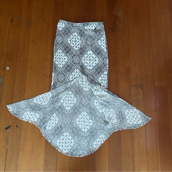 Volcom 90s Style Maxi Skirt Back Slit Lettuce Hem Paisley Bandana Black White - Picture 11 of 11